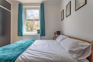 Spacious 4BR Home with Parking Sleeps 8 Preston - 4