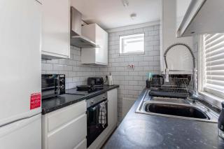 Spacious 4BR Home with Parking Sleeps 8 Preston - 3