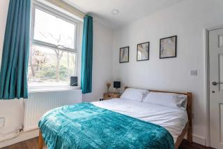 Spacious 4BR Home with Parking Sleeps 8 Preston - 5