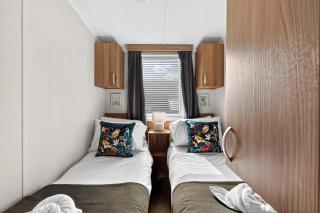 Nene Lodge at Billing Aquadrome by Yoko Property - 4