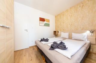 Prime Stay - Deluxe 2 Bedroom Family Apartment with Balcony & Parking Included - 3