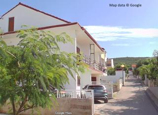 Spacious Seaside Apartment - 7