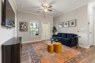Spacious 2BR w Private Balcony Pool Fast Wifi - 4