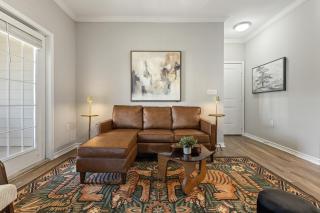 Spacious 2BR Top Floor w Balcony Pool Fast Wifi - 6