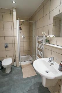 Professional Home 2 Home in City Centre - FREE PARKING - Hospital & University Walkable - 4