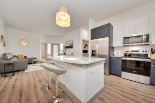 Luxury 2BR Retreat King Beds Free Parking Houston - 1