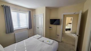 Spacious and Modern 4BR with Hot Tub and Garden - 5