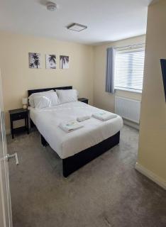 Spacious and Modern 4BR with Hot Tub and Garden - 3