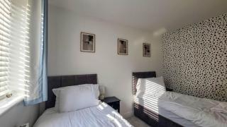 Spacious and Modern 4BR with Hot Tub and Garden - 1