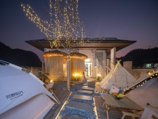 Zhangjiajie Utopia Hotel-New Hotel,English Speaking Host,Free Shuttle Service to East Gate of forest park,Free Fresh Coffee&Tea,Free Self-Service Laundry & Drying, Super-Large Swimming Pool,Tourism Service, Family and Group-friendly - 6