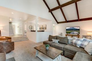 Spacious 7BR Getaway, Golf View, Waterpark - Sunriver - 2