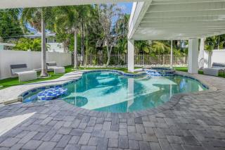 Tuxedo Sands - On Block to Beach! Pool Spa Luxury by Anna Maria Life Vacation Rentals - 6