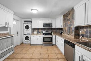 Private Room w Ensuite Bath Easy NYC Access - 9