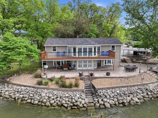 Lakefront Home with Stunning Lake Views - 0