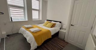 Modern 1-Bed Apartment I Ground Floor I Central Location I Free Parking I Long Stays Welcome - 5