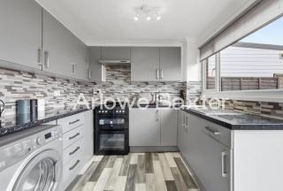 Bright 3-Bedroom House, Driveway and Garden - 6