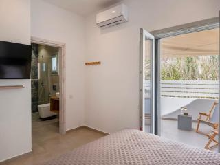 Moonshine Villa - A stone's throw from the beach - 2