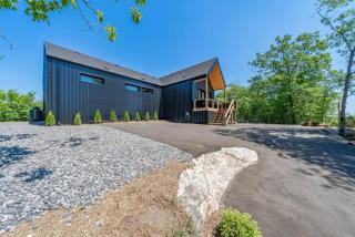 4BR Lakeview Muskoka Cozy Cottage with Kayak, Sauna, Firepit & More - 9