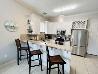 Family Retreat with pool for 6 Pet Lovers 130 E Retama #3 - 5