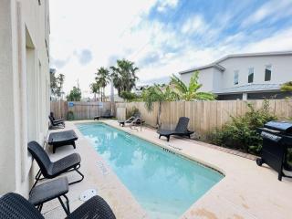 Family Retreat with pool for 6 Pet Lovers 130 E Retama #3 - 3