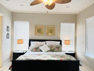 Family Retreat with pool for 6 Pet Lovers 130 E Retama #3 - 2