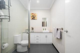 Tropical Glenroy 3 bedroom with Balcony and Parking - 8