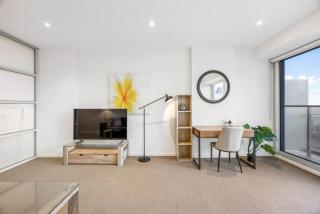 Vision 1BR Apartment – Square View & Parking - 6
