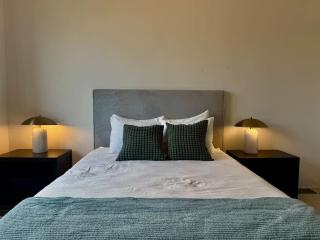 Historic Charm, Balcony Bliss, AC, WiFi - 4