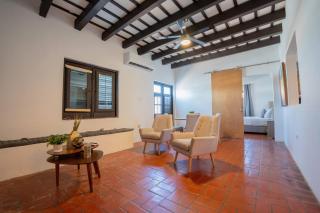 Classic Style Retreat, Ocean Views, Balcony - 5