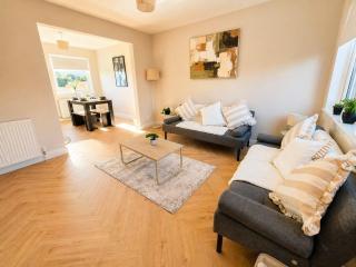 Modern 2 BDR near Glasgow- Sleeps 6 -Free Parking - 0
