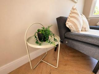 Modern 2 BDR near Glasgow- Sleeps 6 -Free Parking - 2