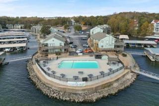 The Luxe Lakefront - 8