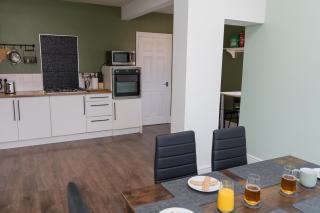 Semi Detached House-Driveway-Central 25 min walk-Garden-King Bed-Dining Area-Workstation-500Mbps WiFi - 4