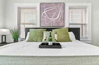 Montrose Getaway Condo Free Wine & Balcony - 2