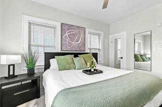 Montrose Getaway Condo Free Wine & Balcony - 3