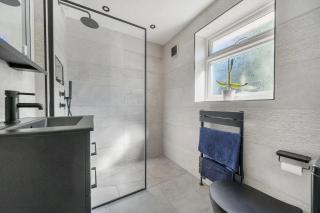 Modern 3BR House with Parking & Garden - Sleeps 6 - 6