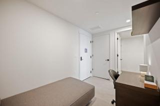 Premium Suite 1 den w Rooftop Pool Prime Location - 3