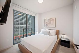 Premium Suite 1 den w Rooftop Pool Prime Location - 6
