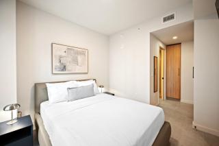Premium Suite 1 den w Rooftop Pool Prime Location - 5