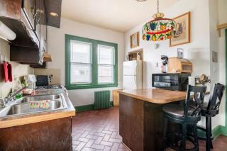 Cozy Cape Cod Bungalow King Queen WD Full Kitchen Wifi Desk - 2