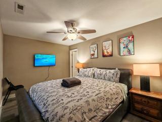 Tahoe 4BR Sleeps 8 with AC, Near Lake, Casinos & Ski - 3