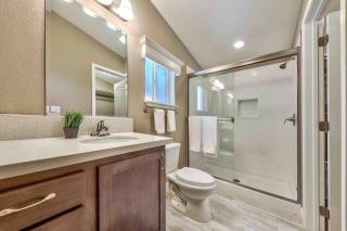 Tahoe 4BR Sleeps 8 with AC, Near Lake, Casinos & Ski - 2