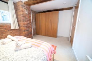 Rustic 2BR Loft Exposed Brick & Beams - 8