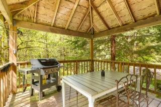 Waterfront lodge on 24 acres with patio & fireplace - 7