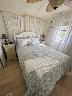 Charming 1 Bed 1 Bath Cottage in wonderful Sun Outdoors Sarasota that sleeps 6 - 7