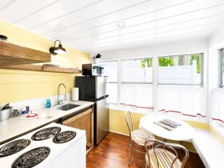 Cottage 12 - King Bed Child Loft w Twin Private Bath Kitchenette Pets Allowed Fee applies - 8