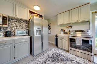 1 Block to Lake Washington: Family Gem w/ Hot Tub! - 2