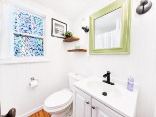 Cottage 10 - King Bed Child Loft w Twin Private Bath Kitchenette Pets Allowed Fee applies - 2