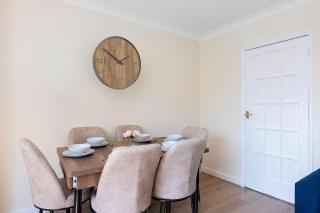 Spacious 3BR House in Enfield North London with Garden - 4