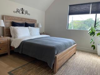 Sleek Contemporary Guest House - 3